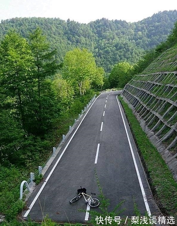 |幽默笑话:吃过晚饭后,老爸就和我一起去理发店剪头发……