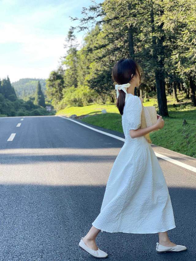 锁骨|今年风头不减的泡泡袖如何穿?学会这几个搭配技巧,怎么穿都好看