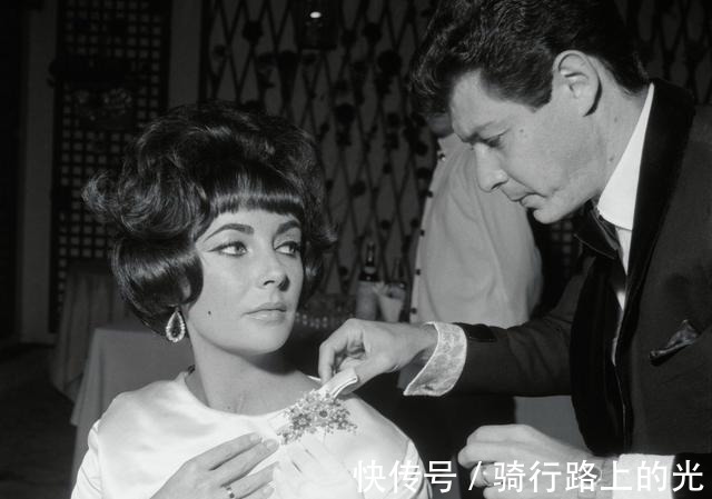 玛格丽塔 王室珠宝听说,钻石蝴蝶结胸针和珍珠更配哦