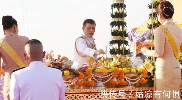 王后@苏提达待遇全面下降,身穿旧礼服实在寒酸,不及诗妮娜穿金戴银