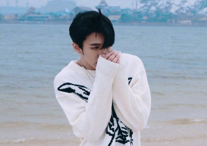 普及度|韩美娟被淘汰后飘了,当街问认不认识他,被认成王力宏后表情亮了