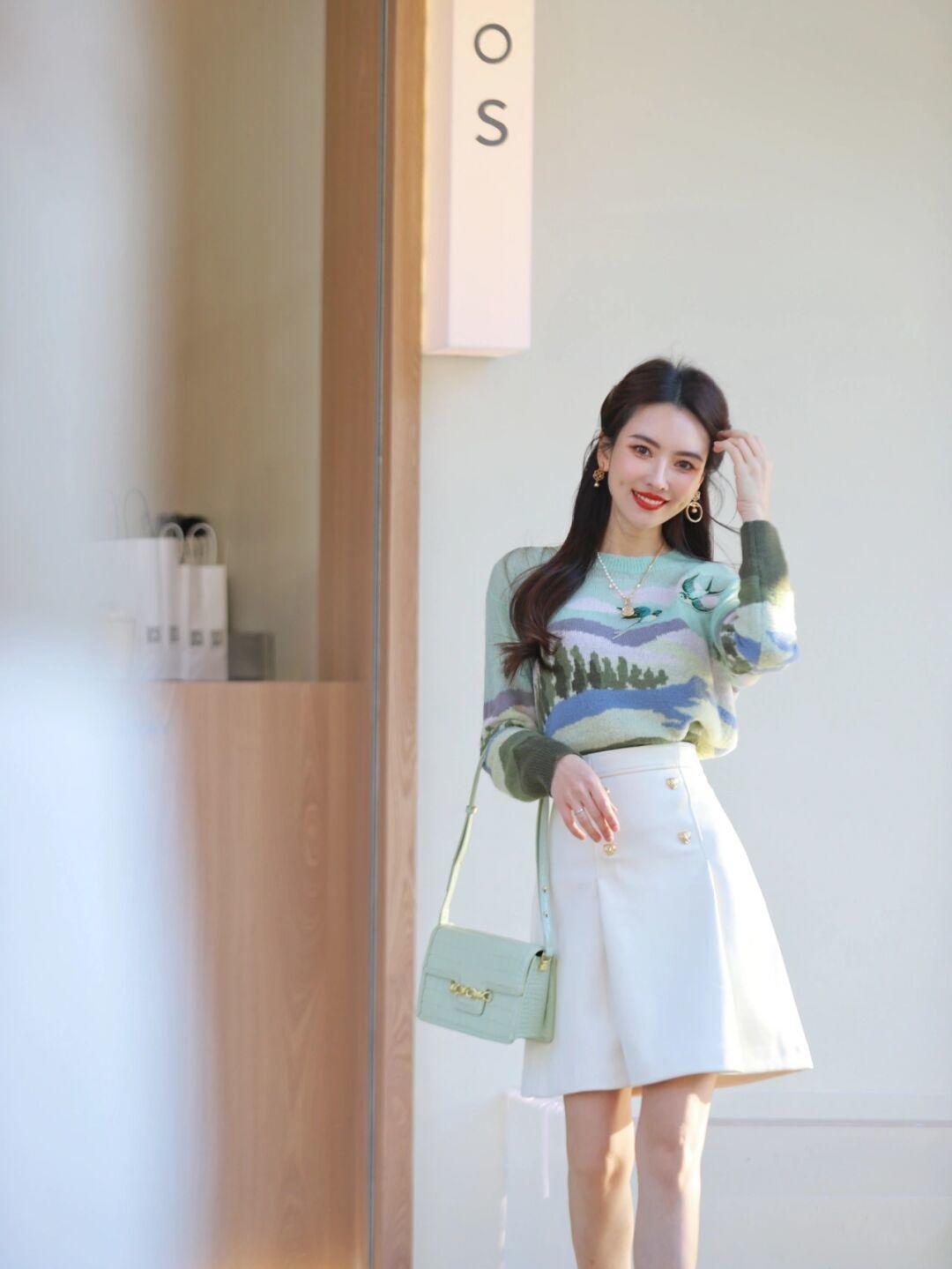 印花 百搭温柔的“印花毛衣”穿搭示范,日常简约不挑人,谁穿谁美