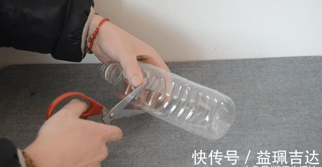 塑料瓶上粘张纸巾, 没想到还有这妙用, 解决了家家户户都困扰的难题