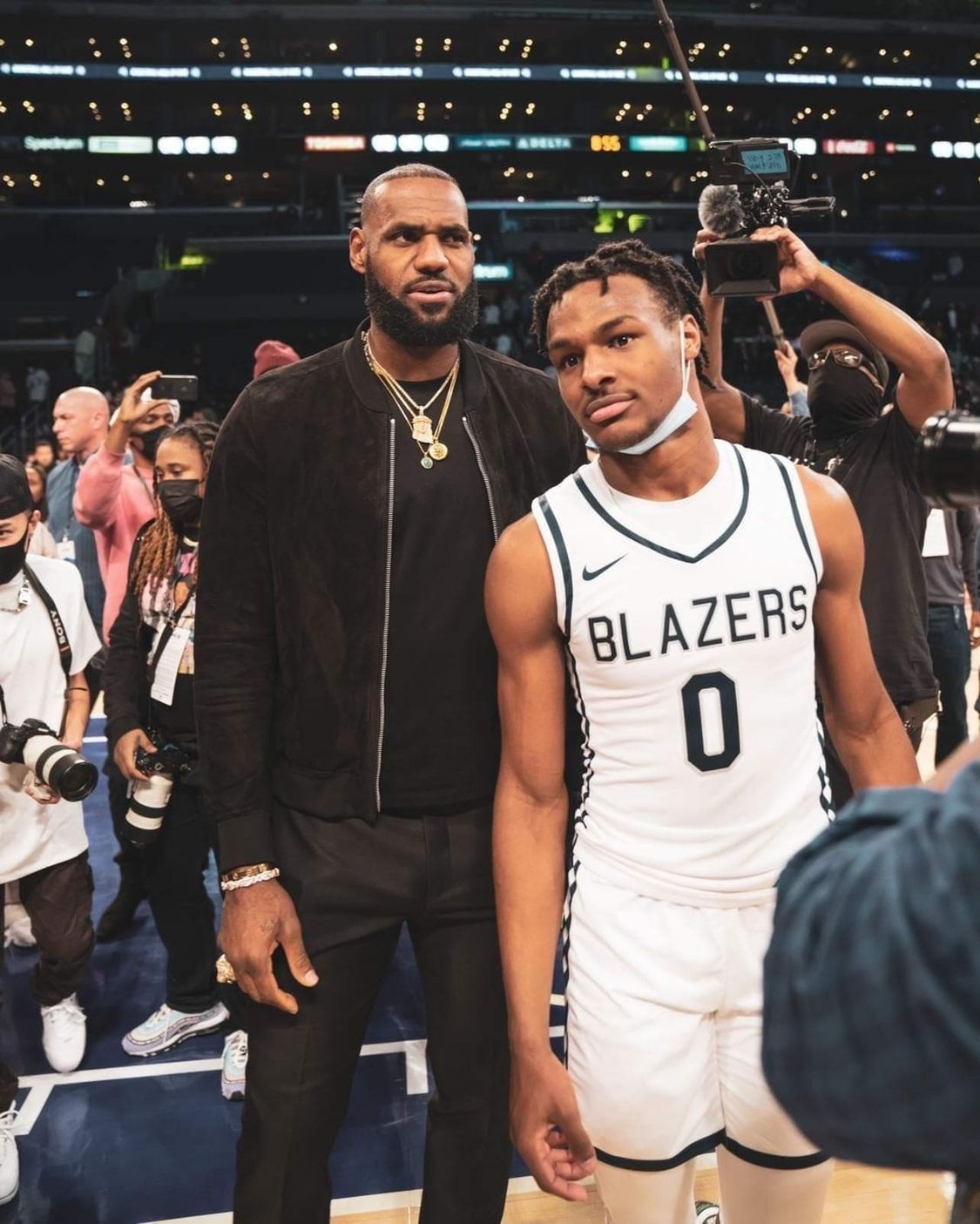 詹姆斯|父子籃球！媒體曬詹姆斯今日觀戰(zhàn)大兒子布朗尼比賽組圖