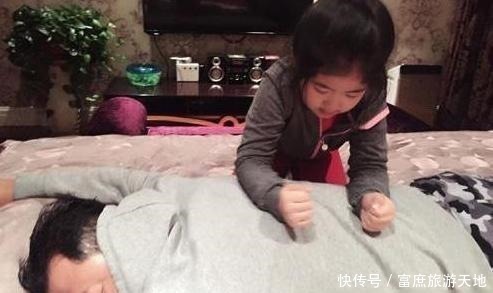 宝妈|爸爸喝醉趴厕所,妈妈生气不理,2岁女儿的举动让人直呼太暖心