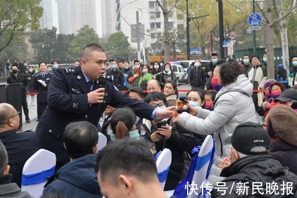 马晓亮|致敬警察节｜从民警手中拿回被骗的30万元，她激动地祝人民警察节日快乐