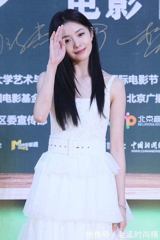 裙摆|刘浩存连生图都这么美,穿纱裙又嫩又甜,漏齿笑更俏皮