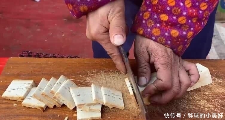 早餐店做重口味汤,15元一碗有饼有荤菜,食客们骑电三轮赶来品尝