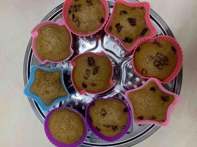 孕妇|小孩因病被父母遗弃饿成皮包骨,被网红收养后,现在怎样了