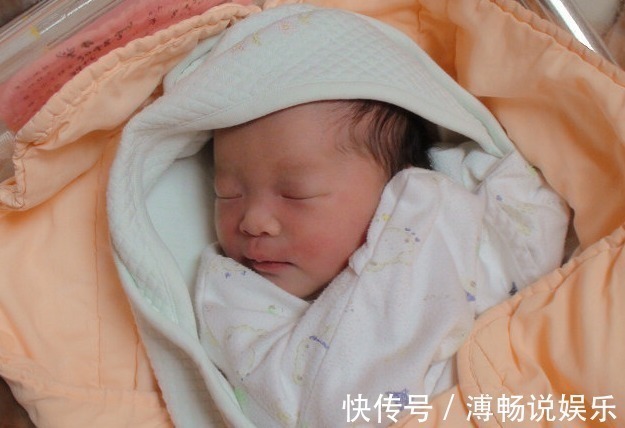 新生儿|“暴脾气”新生儿走红,抓着医生不撒手剪了我脐带还想跑