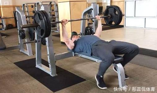 卧推|只练卧推,胸肌会很难看是吗?你所谓的卧推胸,其实是种妇科病