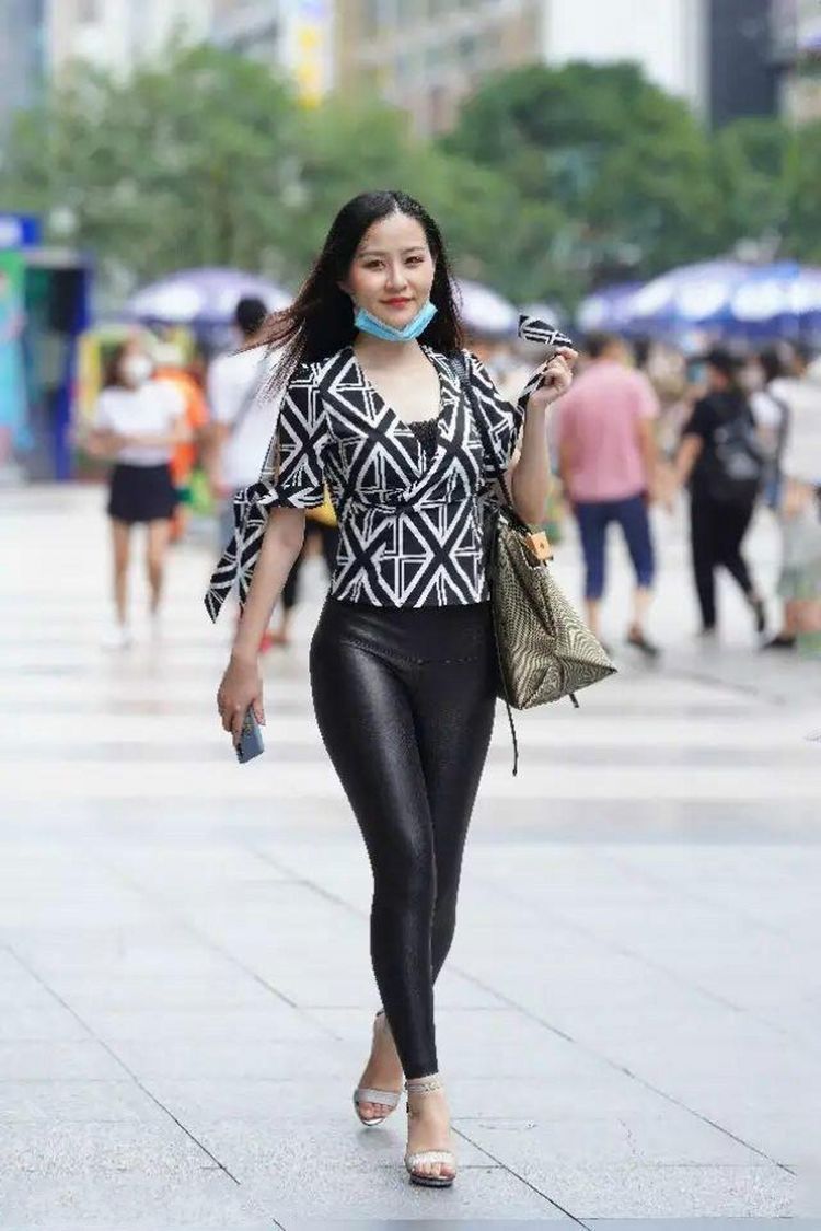 步行街|街拍:步行街上的小姐姐,气质一个比一个好,为什么呢?