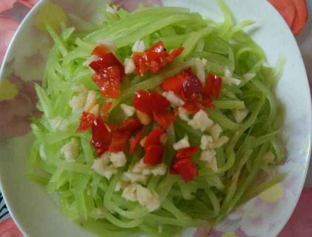 凉拌莴笋有人先焯水有人直接拌，其实都不对，这样做才好吃