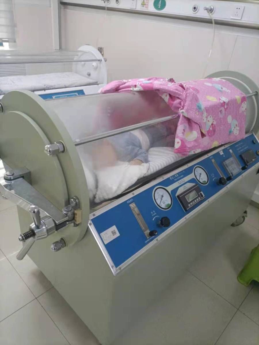 青岛市妇女儿童医院|10个月大婴儿床上坠落致脑梗塞，负担不起高额治疗费，谁来帮帮这个家？