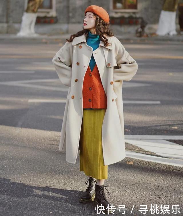 最近火了一种“复古暖色系”穿搭，好看洋气，冬天这么穿就对了