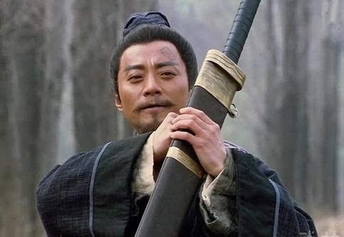 这人自称是宋江后代,拿出族谱证明自己,甚至连宋江用过的刀都有