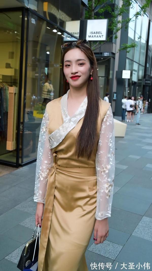 民族服饰|美女街拍:高挑的小姐姐,身着改良民族服装,兼具情怀和时尚