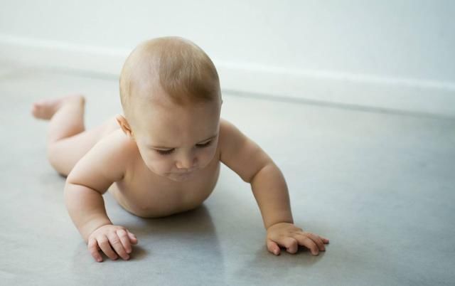 排便|1到2个月新生儿出现这4种异常情况无需过多担心