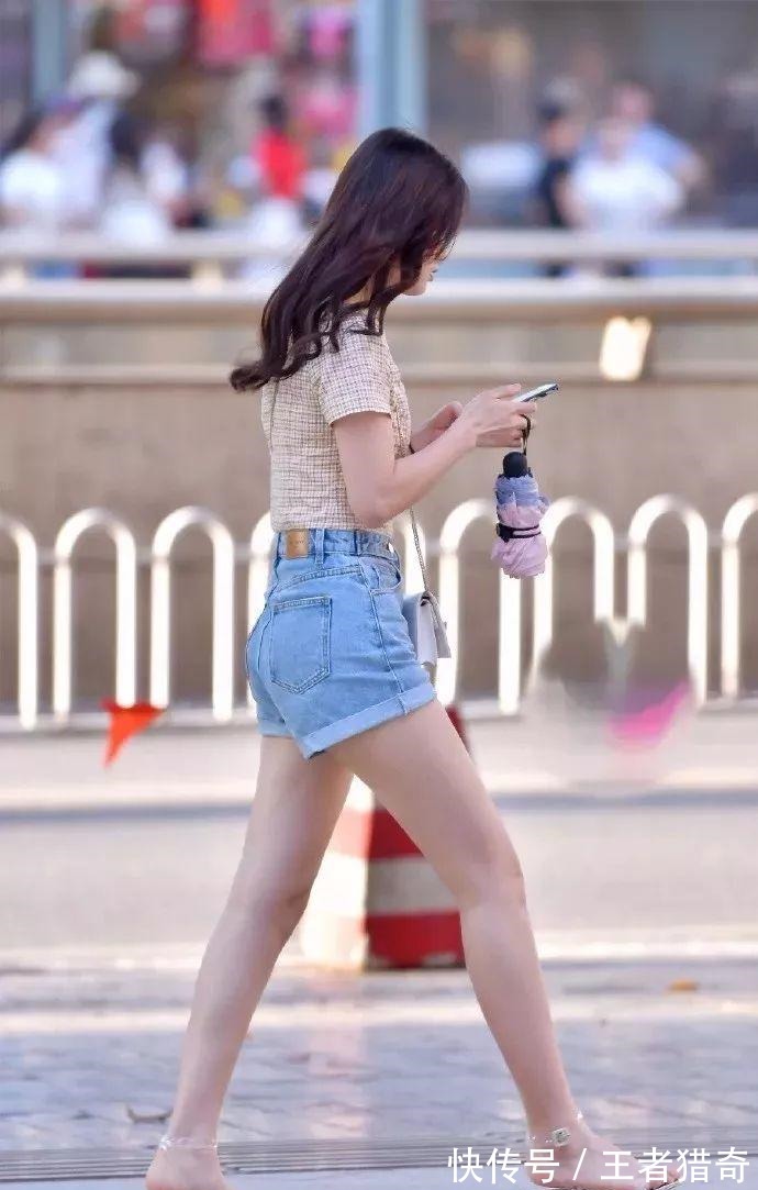 舒适|时尚街拍牛仔热裤勾勒出女神的成熟魅力
