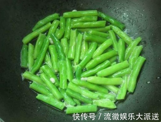 香椿炒鸡蛋|别再偷懒了，有4种蔬菜下锅前必须焯水，最后一种要特别留意