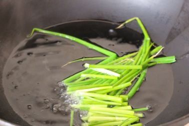 自己在家也能做葱油饼,做法简单易学,又香又脆