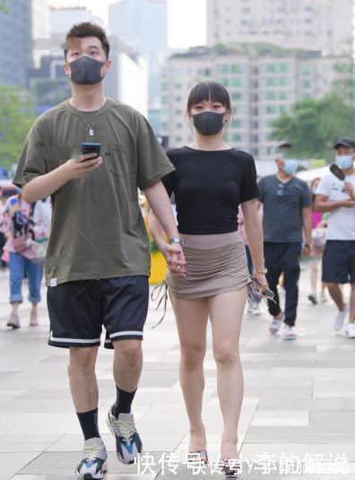 卡其色|黑色修身t恤搭配卡其色皱纹短裙,个性十足,简单狂野