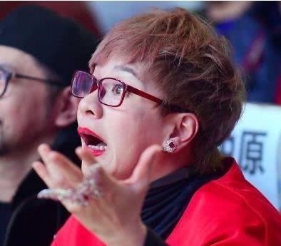 自以为自己很红，上节目做导师疯狂耍大牌，后来又哭着跪求原谅