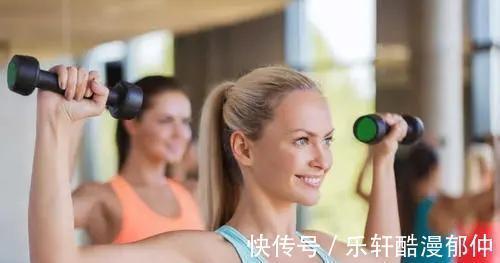 动作|哑铃应该如何锻炼学会4大动作,可帮你进一步练出肌肉线条