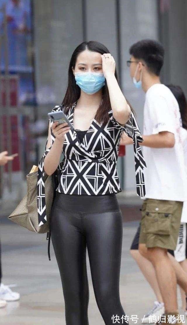 时尚|打底裤搭配花色上衣，非常的时尚百搭