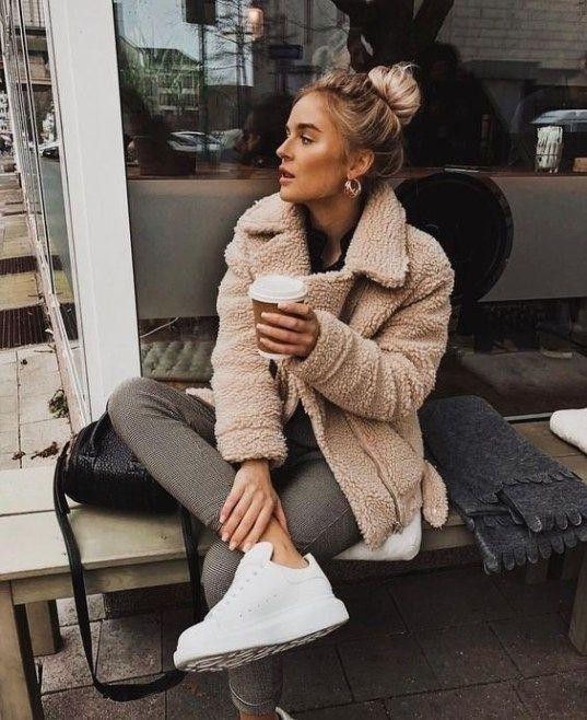 搭配|大衣先放一放,今冬流行“羊羔绒外套”,搭配这3款单品慵懒时髦