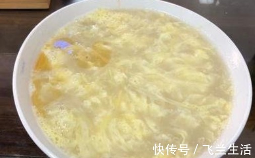 黄冰糖|村口70岁奶奶,做“冲鸡蛋花”火了,不加盐和水,清热解暑喝不腻