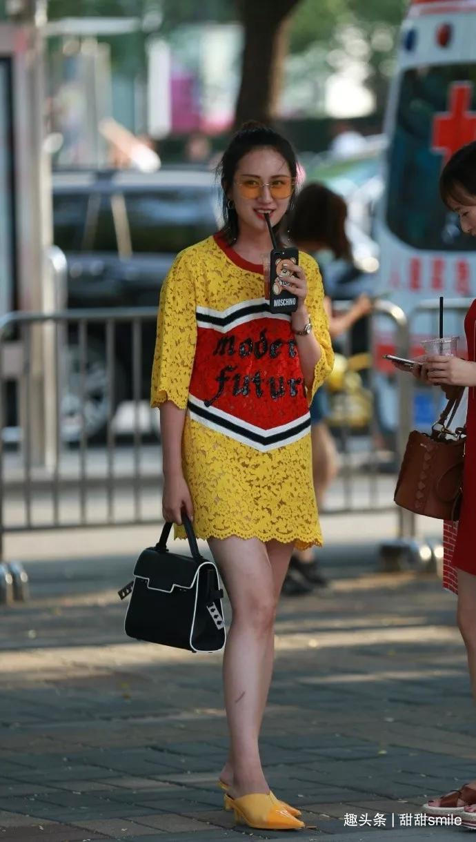 美女脚上一双粉红色的尖头高跟鞋，让她既显年轻又有着轻熟的韵味