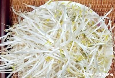炒豆芽时，直接炒就“废”了，多加一步，豆芽香脆，不出水