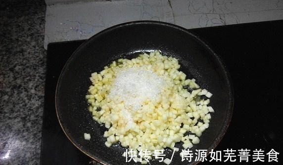 换个方式吃苹果做成苹果酥，酸酸甜甜层层香酥，做法很懒人！