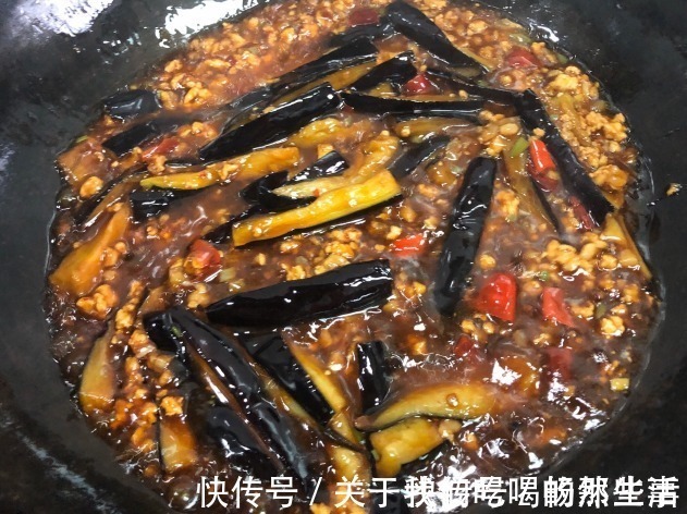 鱼香茄子|鱼香茄子别再炸了,学会1个技巧,茄子不发黑不油腻,软糯又入味
