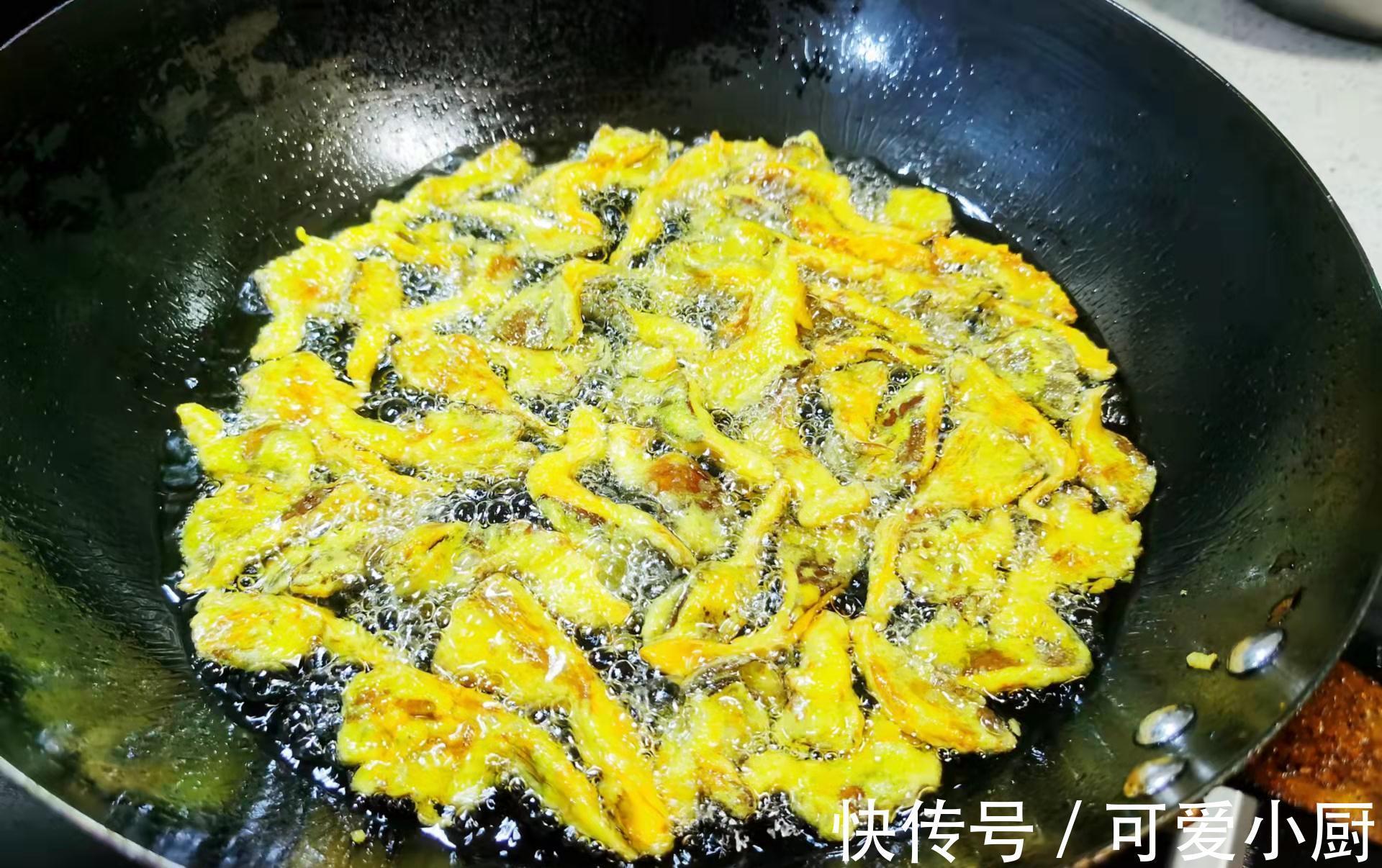 炸平菇时,裹淀粉或面粉都不对!教你正确的做法,焦香酥脆不回软