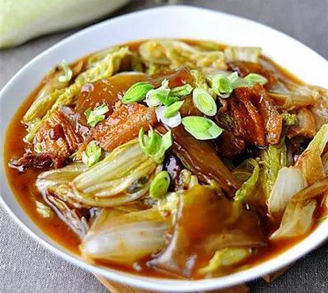 辣白菜炖牛腩|美食推荐肉末炒粉丝、辣白菜炖牛腩、辣炒卤牛肉、鱼香白菜粉皮