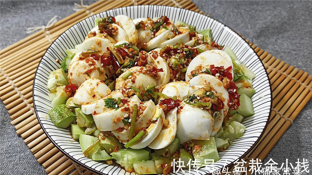 把鸡蛋和黄瓜一起凉拌来吃，味道香辣，爽口开胃，给肉都不换