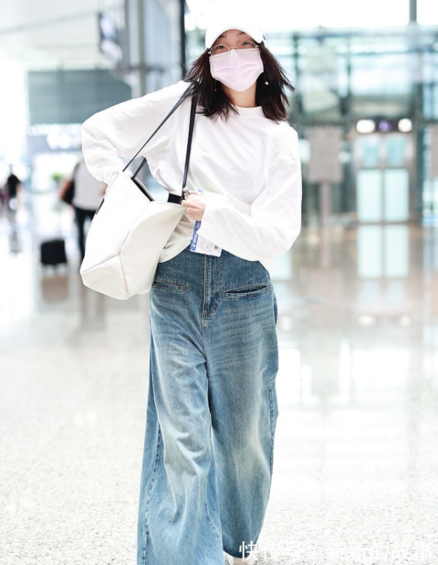 模特 模特金大川和新女友雎晓雯，日常穿搭和T台挺不同，低调且自在！