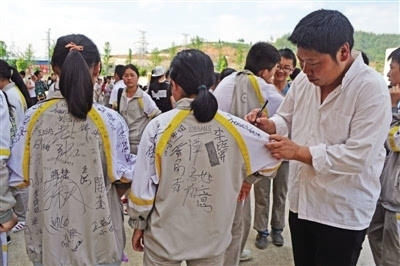 中学“花式宠”高考生，上演“感动瞬间”，堪称“大型飙泪现场”