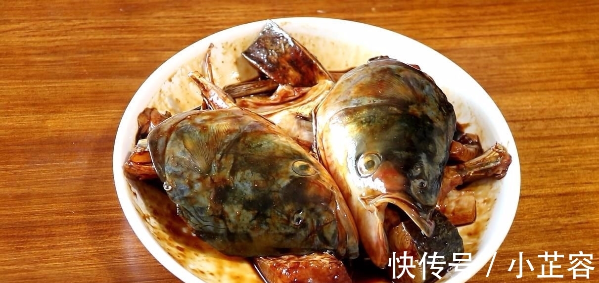 做法|教你做砂锅焗鱼头,全过程不加水,鱼肉鲜嫩入味,做法简单易学