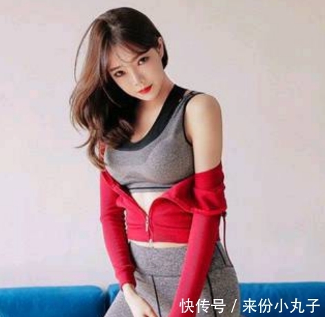 紧身打底裤小姐姐，身材丰腴性感，呈现不一样的韵味！