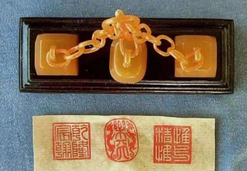 田黄三联玺|溥仪逃出宫时，将它缝在棉衣中26年，现在成为国宝中的国宝！