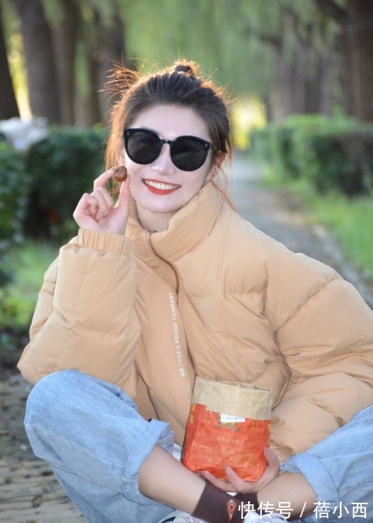 牛仔裤|“羽绒服+牛仔裤”=秋冬洋气搭配,兼具时髦和保暖,太高级了!