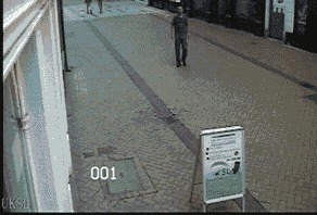 |搞笑GIF段子:美女,开车要握住方向盘不能看帅哥,注意前方有车