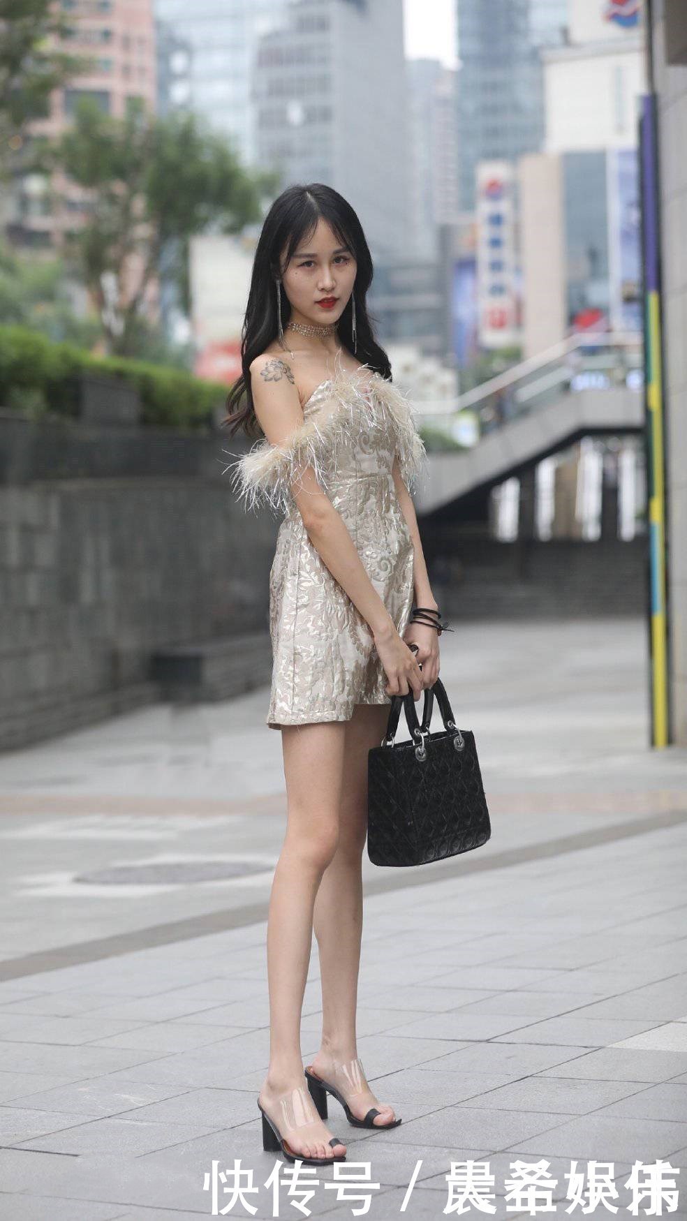 美女街拍美女个子非常高,乌黑靓丽的秀发散落在肩上,妩媚感十足