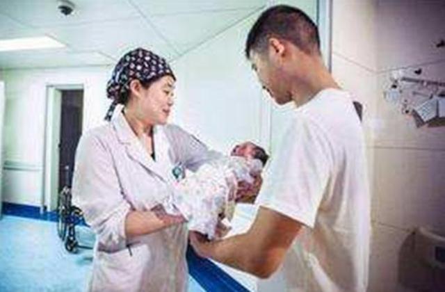 取名|宝爸给孩子取名叫“姜奈”,上户口时却被不慎打错,妻子:不改了