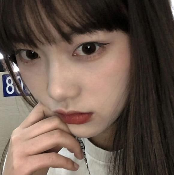 女生眼睛中有这3点标志,天生自带“烟熏妆”,00后你不早说