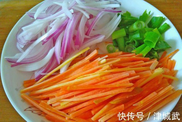 萝卜和它一起炖，味道特别鲜！热腾腾端上桌，营养下饭，吃完暖和