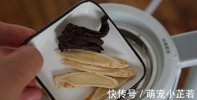 食材|秋冬进补,多喝这杯养生汤,四种食材煮一壶,手脚暖和睡得香